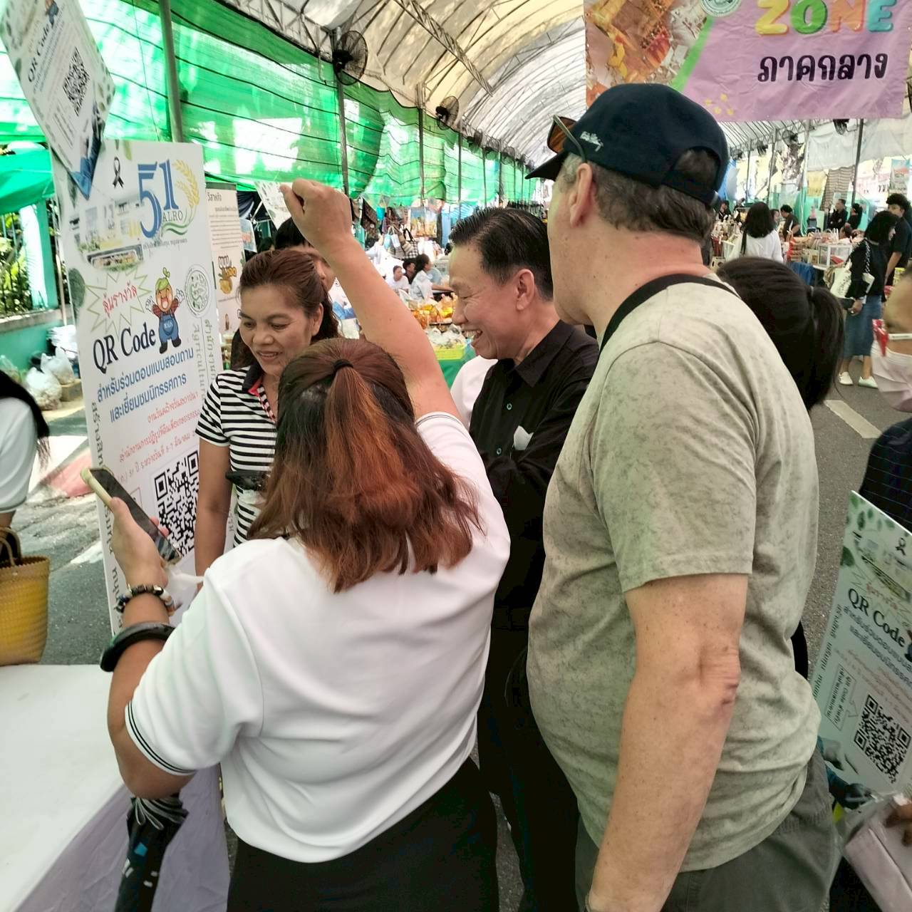 title - คณะทำงานฝ่ายติดตามประเมินผลการจัดงาน วันคล้ายวันสถาปนาสำนักงานการปฏิรูปที่ดินเพื่อเกษตรกรรม (ส.ป.ก.) ครบรอบ 51 ปี เปิดตั้งจุดให้ผู้ร่วมงานได้ร่วมสนุก เล่นเกมส์ และตอบแบบประเมินผลการจัดงาน ผ่านระบบออนไลน์